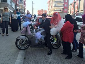 Motosiklet tutkunu Engin Canseven, gelin almaya motosikletle gitti.
