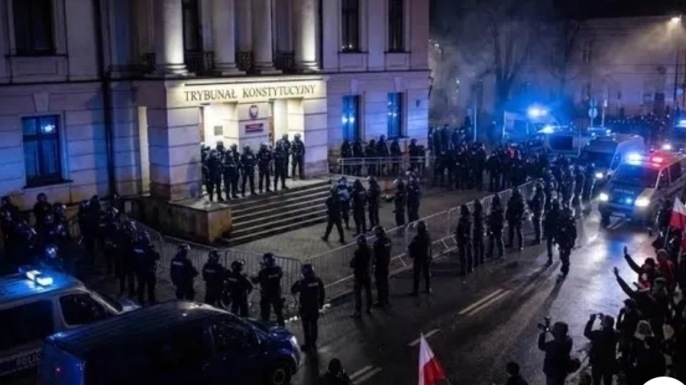 Polonya'da darbe girişimi iddiası: Anayasa Mahkemesi'nde 'testereli' kriz..!